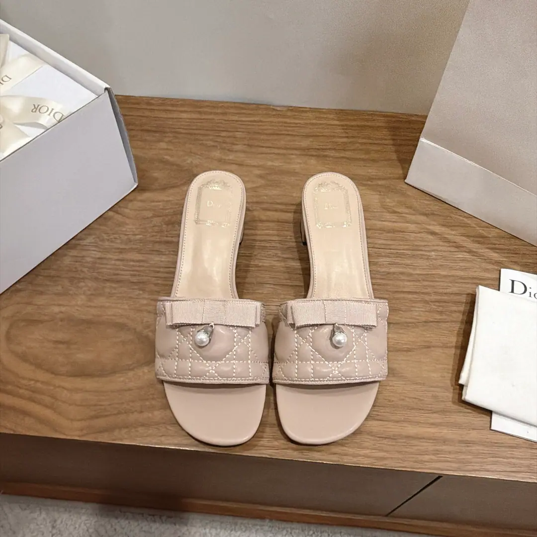Aircraft box The factory is expensive. Dio. Dior 2026Spring and summer, the new girl's shoes. CDLetterlogoStereo-decording A pair of big, jelly-colored slippers. Market Top Version Material:The original shoe-faced, high-temperature water-melted cotton electrocution technology is a silky piece of fabric.+In the skin of the sheep.+Italy is a big-ass country. Packaging: A plane box per pair of shoes He's tall.:4.5CM size: 34-43（34.40.41.42.43You're gonna have to do it or not.）