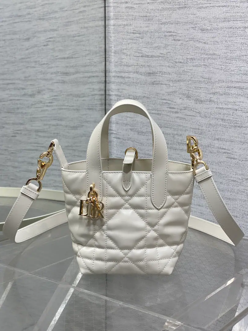 White spot.‼️ ToujoursThe "Message" series., The basket's been upgraded., Capat value bag, Take a good look at it., Super-dig., Combining classic letters with accessories, Morden's fashion is perfect., The body is very soft., The calf's skin is full of high quality., Not a single-leg button., - With a long shoulder., Full functional score, And the capacity is very high.nice, The daily travels can be put down. size:13*12*15cm 6834 0010