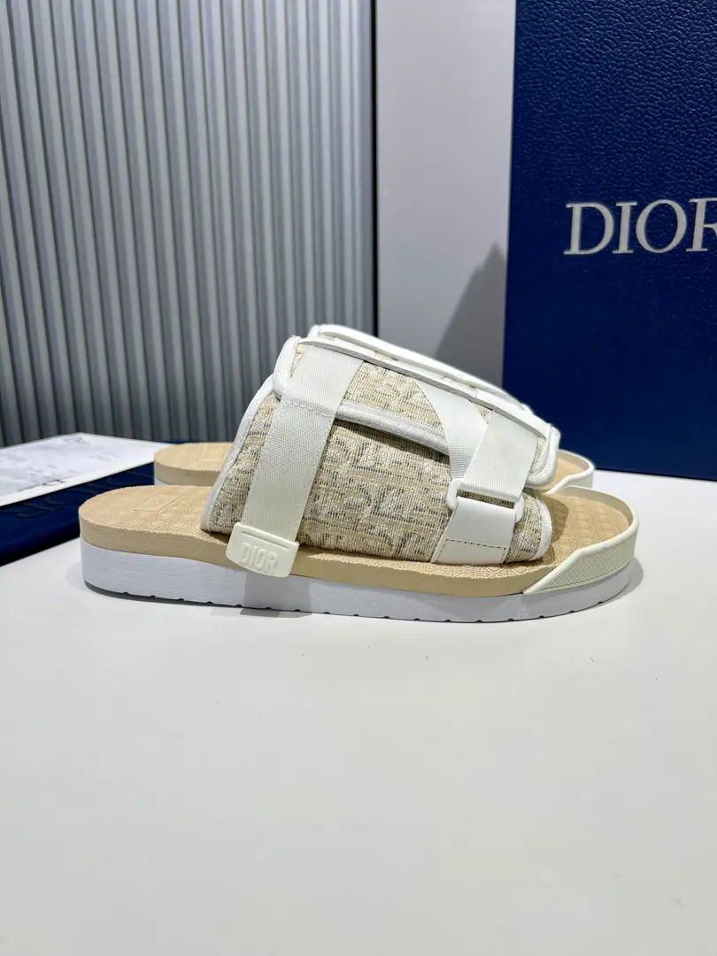 Men👨🏻Plant price, Dior Dio. Alpha ObiqueTelecodile fashion slippers The wrappers are special in the use of rice and black. Dior Oblique The classics are very familiar with electro-mapping. The pattern originally started with 1967 Introduction. This sandal is based on a solid pair of rubber shoes., With black nylon., Sidesark“Dior”Logo, Heads of front rubbers.. You can wear jeans or pants., To improve the tone of the recreational dress.. Size:39-45(46I'll make sure I don't change it.)