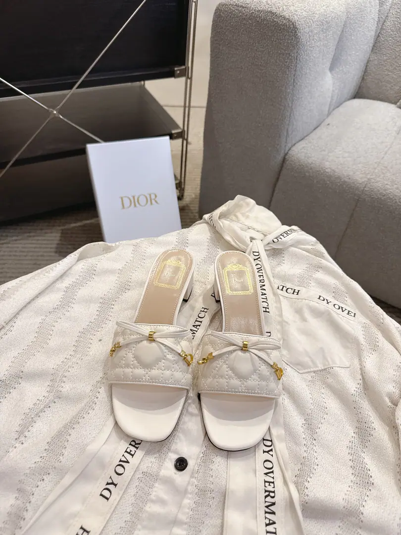 Plant price Dior Dio.2026Spring and summer.BalletSeries The electric tweeded butterfly with pearls. CDThe star is the same. That's a big one. Size: 35-41Standard Code（40.41.Custom without re-offer）