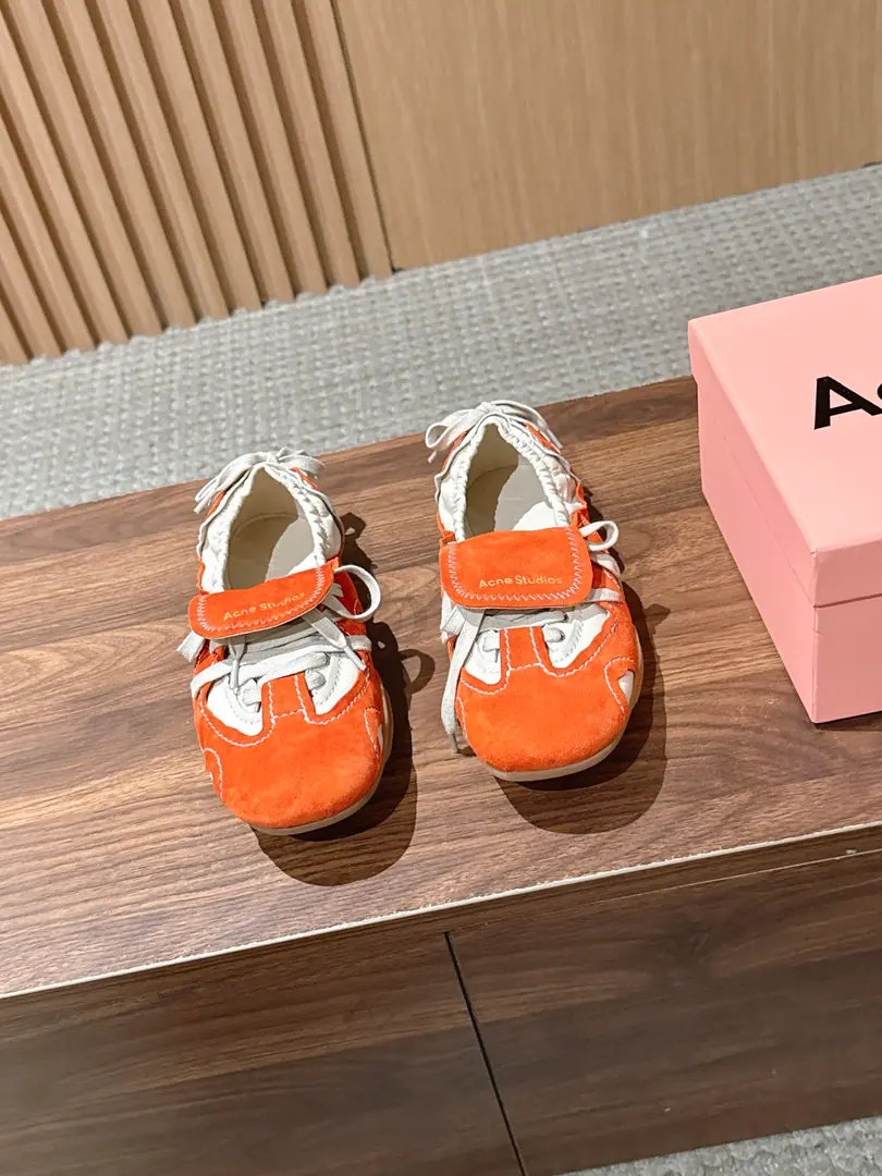 Acne Studios Axie's new ballet butterfly is tied to a shallow shoe. Remodel the contours of classic ballet shoes, To combine ballet's romantic and elegant with street leisure., Some of them are still in the old days., Y2KThe technology senses the current elements.. The shoes are a classic for the round ballet., There's a band design on the front side of the shoe., A decorative tie on the back of the shoe.. I got shoes on my tongue.Acne StudiosBranding, A light leg on the bottom of a thin shoe.. Material: - Oh, Pete. Uchi.: Lamb skin. Otsumi!: Rubber Bottom Size: 35-40Code（40Code custom is not to be changed）