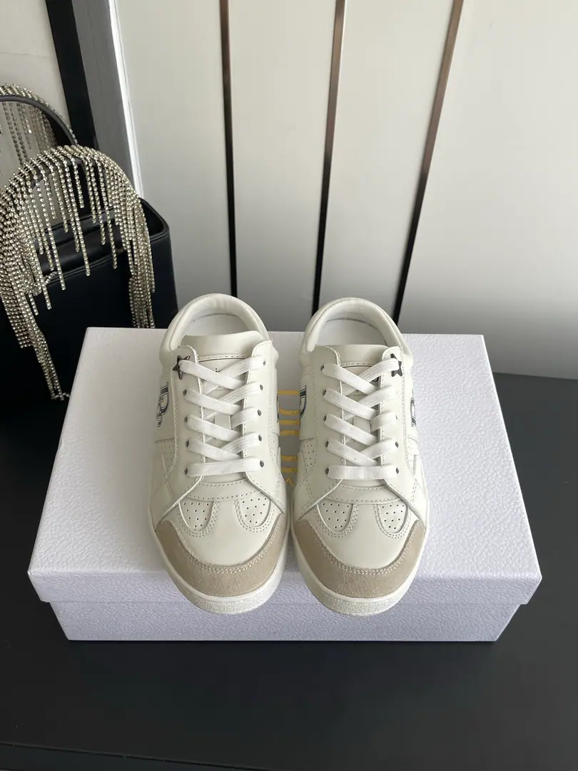 Dior Dio. 26ssThe spring and summer series is half-drawn. White shoes. This one.cdThe sneakers are the new classic. Comfortable and elegant. It's made with white cow leather. In gold.CDMark With the soles of the thin shoes. ♪ Makes it feel like you're wearing ♪ It's a mix of seasons and leisure. Make a fine shape. The shoe face is based on original calf skin. I'll put my foot on the skin inside. The original model of the rubber floor. Codes: 35-41（40 41Do it.）
