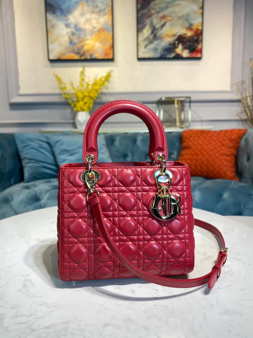 Lady Dio 2⃣️4⃣️cm Cherry red. Gold button. - Daphne bag.5Glut.🎨A classic that cannot be destroyed.💥Italian sheep skin.🇮🇹Artisanal manufacture The diamond-grings are always good.🎨The classic colors are very, very, very good.feelingIt's...style💃🏼The air field exploded.💣Let the people have different facesUp⬆️To the watch.👑Fine steel hardware Perfect screw.💎Even the simplest match can be a match for any occasion.👏🏻Make you feel confident about everything.✨size: 24*12*20 6605 0001