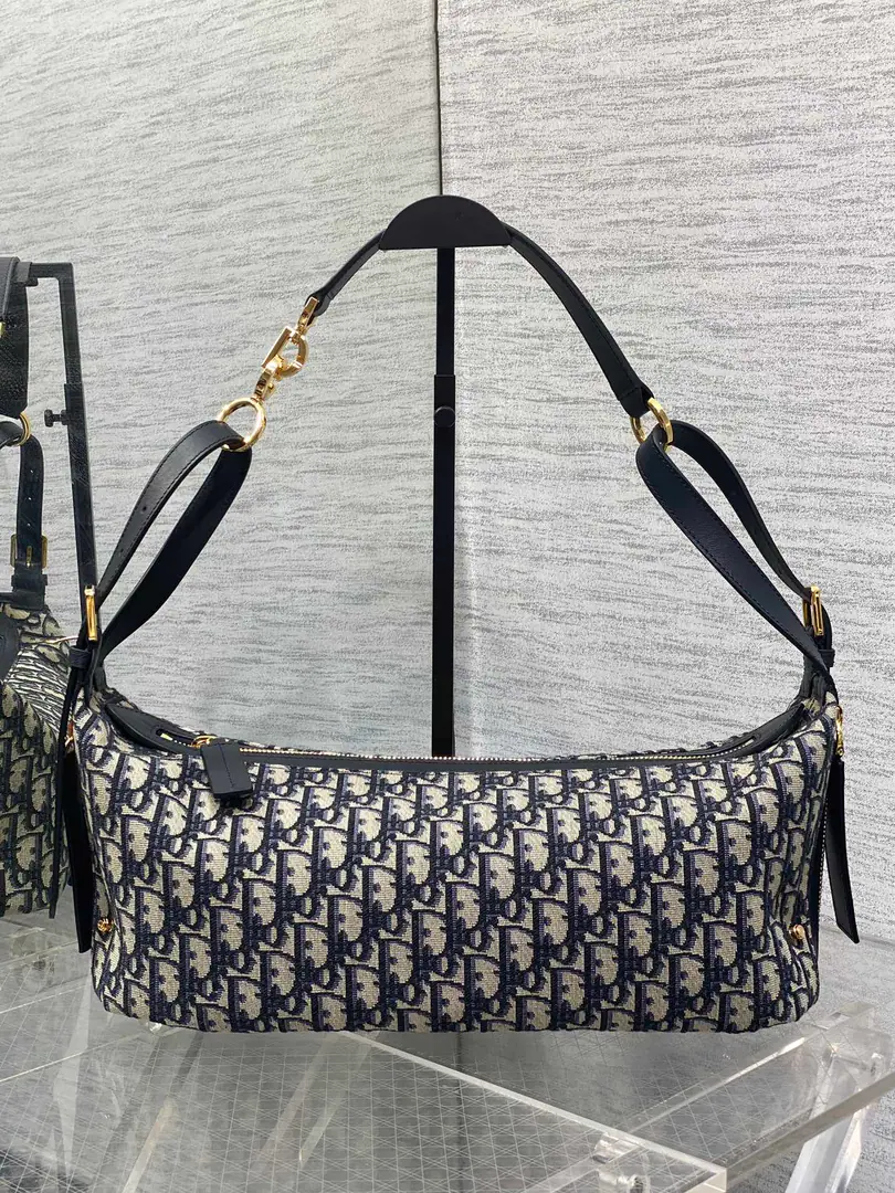 The medium spot.‼️ JourneyThe middle of the series, blue., The year of the war is over., Hit the center on the bar., It's a loose feel.hoboBags, It's soft and free., It's a classic old flower paste., A gold letter-and-strap button., The whole thing is a little old and a little advanced., A very good letter-skin., The details are very well in place., It can unlock multiple backs., Handbill shoulder and slash, The key is to use it too lightly., It's big., The stylish people know the gold content. size:33*16*15cm 5866 0007