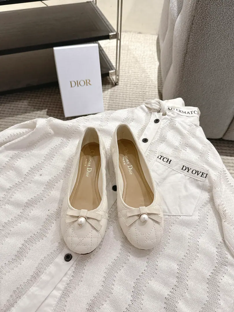Dior｜26The new ballet shoes in early spring. NewDIORPearls, the diamond ballerina.🩰 Good boy.～ The classic Diotengrass elements of ballet shoes. The bow of the bow is added.CDThe pearl design is fine for details. A girl's got to be comfortable. It's really great. size: 35-42（40, 41, 42I'll make sure I don't change it.）