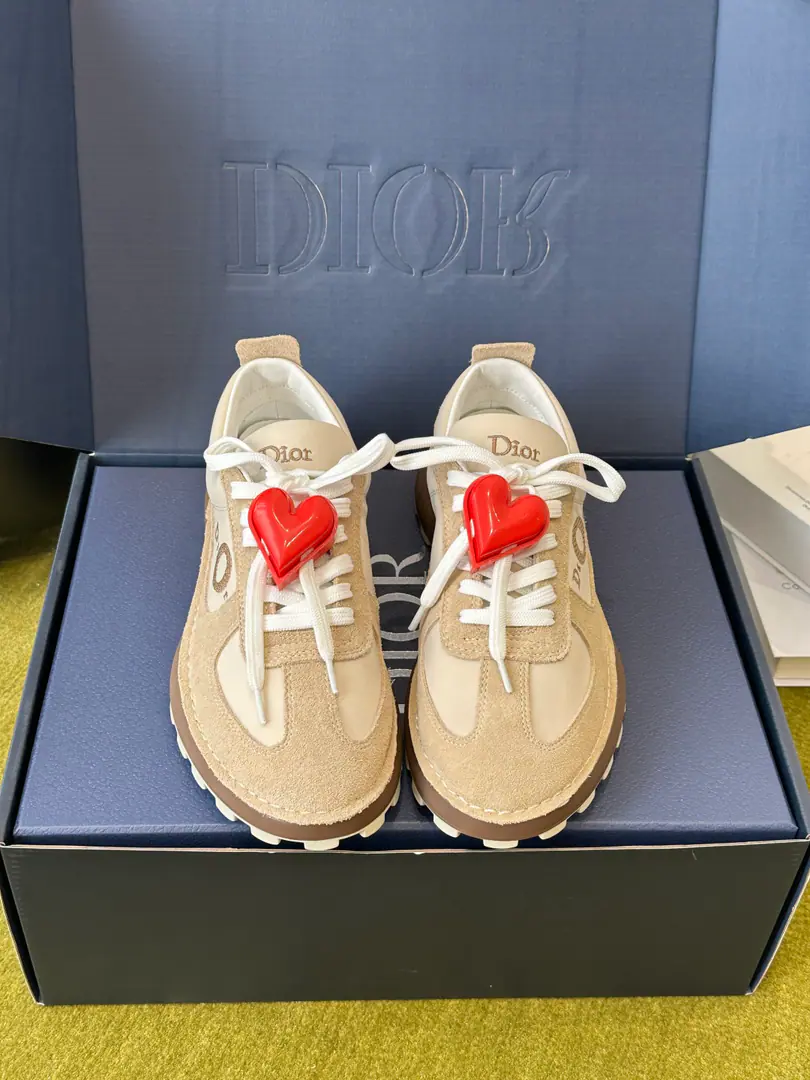 DiorDio. Latest Squash Thick, low-lying, leisure shoes. Sports shoes （Append➕60） This one.Dior Squash The sneakers use the surface of the shoe to sew structures. Show a modern face. It's cozy and fashionable., Chan Dior The factory's brilliant shoe-shoes. Soft and air-eating cow leather with long-lasting nylons and light shoes. Comfortable design can be a great way to upgrade the style. Shoe-faced cow leather. Inside technology. The leather shoes and the tongue and the heels. Dior Sign sided by Dior The embroidery low-straps open the back. CD Ti La RingPU The middle end is a galaxy pattern.TPU It's outside the dent. It's carved. CD Mark Codes: 35-40（40Do it.）
