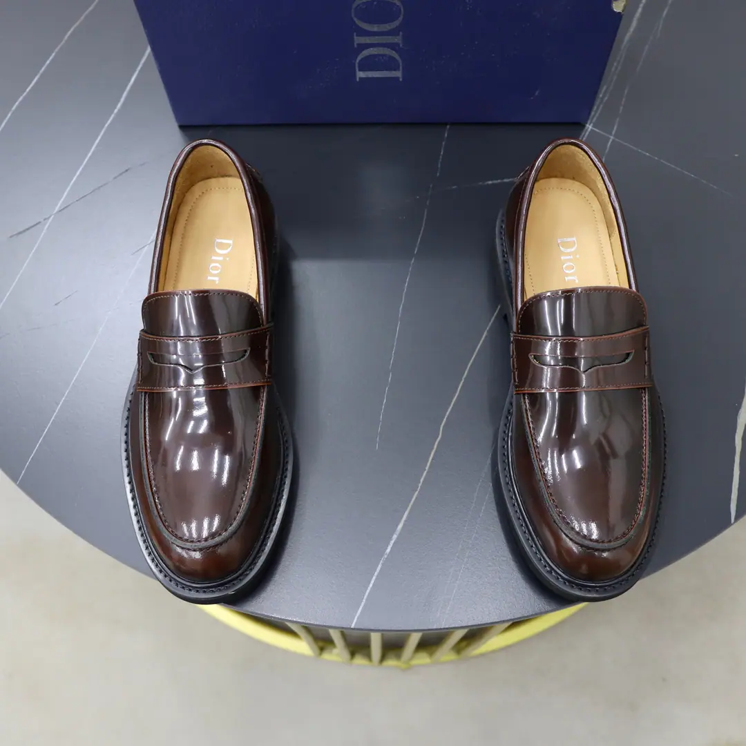 Get out of the factory. 🙅‍♂️🙅‍♂️🙅‍♂️In the cow's skin. Brand: Dio.DIOR Standard Code: 38-44（45Make a reservation.） Level: Same as the other two. Materials: The original high-end cow cover. In the cow's skin. Slipperproof, soft and heavy. Type: Men's fashion boots. The noble luxury of the great elements. Top luxury. Colours: Physical Image Colour