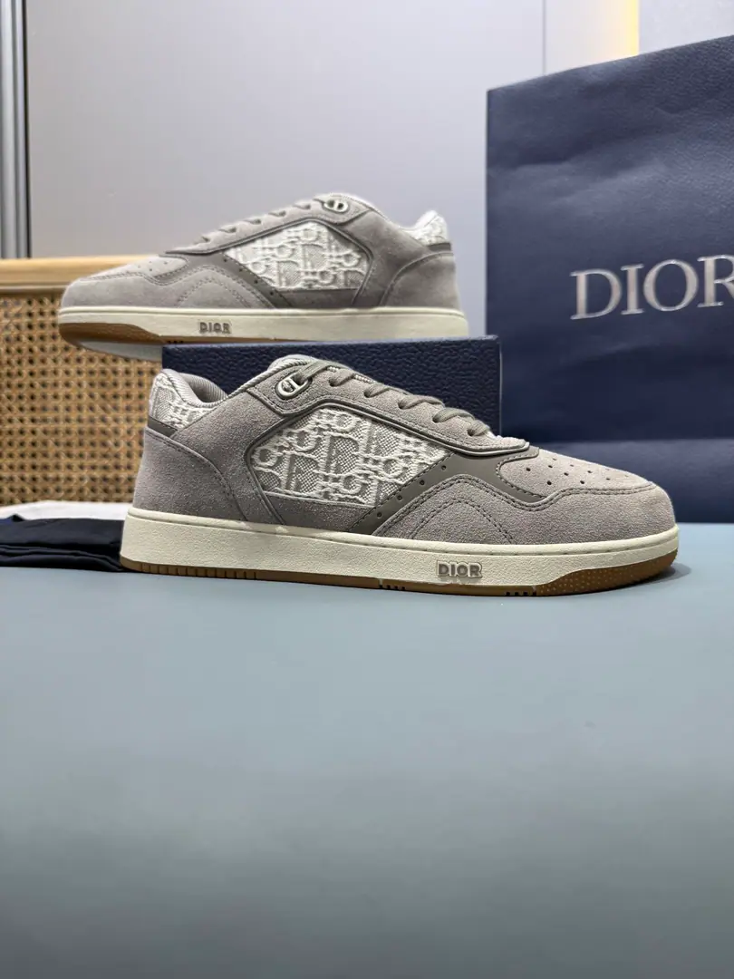 Couple money.👫Plant price, 24New top version of the paragraphDio* Dio.B27The latest shoe, the sneakers. This one. B27 Low-band sneakers are the newest in the series., Continue Dior The classic style of the. It's carefully crafted using smooth cow leather., SidesarkOblique Pamphlet. “CD Icon”The shoes are so beautiful and so delicate., Double rubber soles., The back end of the shoe and the heel have branded details., Raise the tone. It's a lot of fashion., It's a color for the different models.. * Smooth cattle leather. * The back of the shoe.“CD Icon”Mark * Shoes under the soles and heels.“DIOR”Mark * Tie the joints.“CD Icon”A hole eye. * The fabric of the net eye. * White and brown rubber outside. * Side stitching structure * With dustproof bags and spare shoe belts * Ruler Standard, It's recommended to be purchased by normal shoe code. * Size: Women35-40.Men39-46（Men38.46.47I'll make sure I don't change it.）