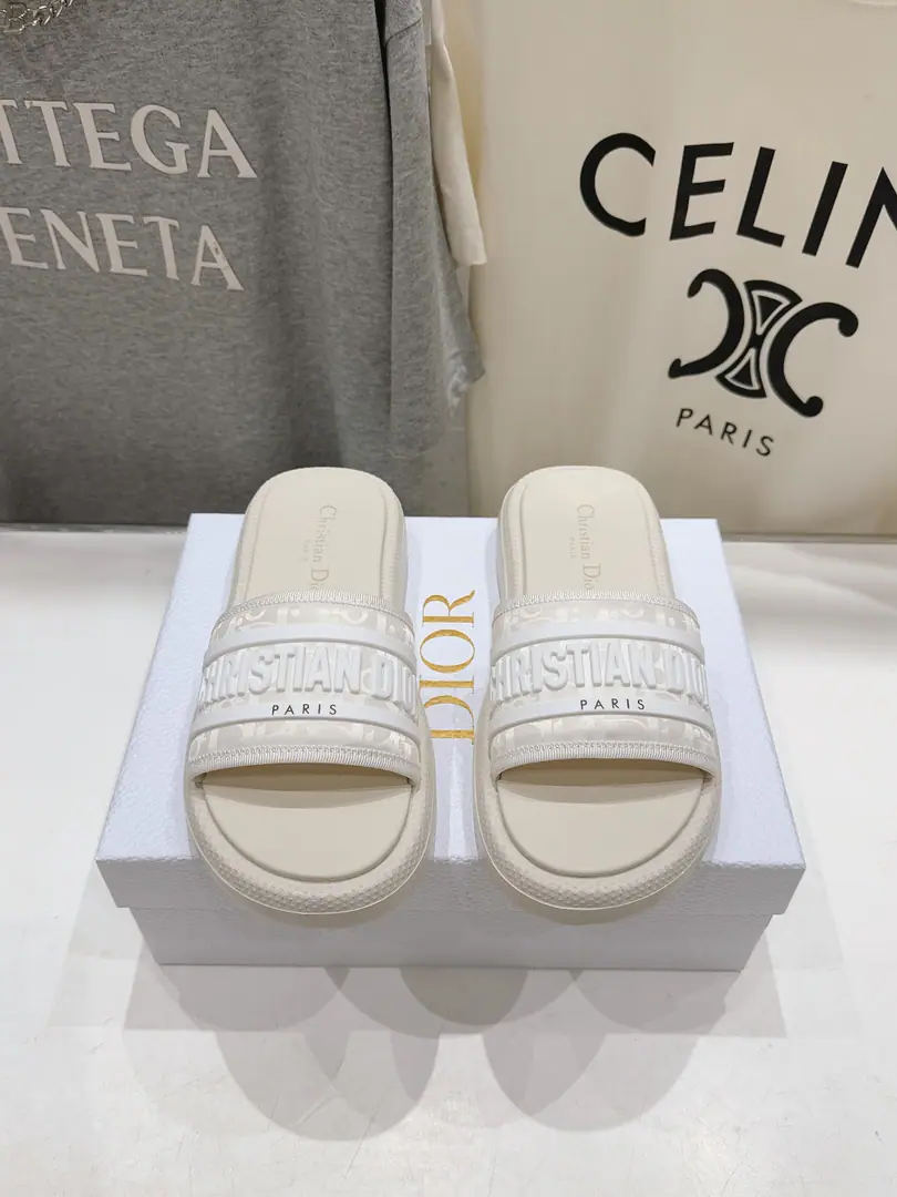 🏧𝐃𝐈𝐎𝐑The latest sand slipper. Original Recym I'm so tired of watching the money.#The upper foot is very comfortable.! Original custom materials, Soft and delicate., The upper foot is so charming., It's full of texture.💯 Shoe-faced cow skin.+Embroidery Magic stickers. Stereo. The inside of the cow. I'm comfortable with air. The original is starting to burst into the bottom. Size35-41 [40.41Make a reservation.]