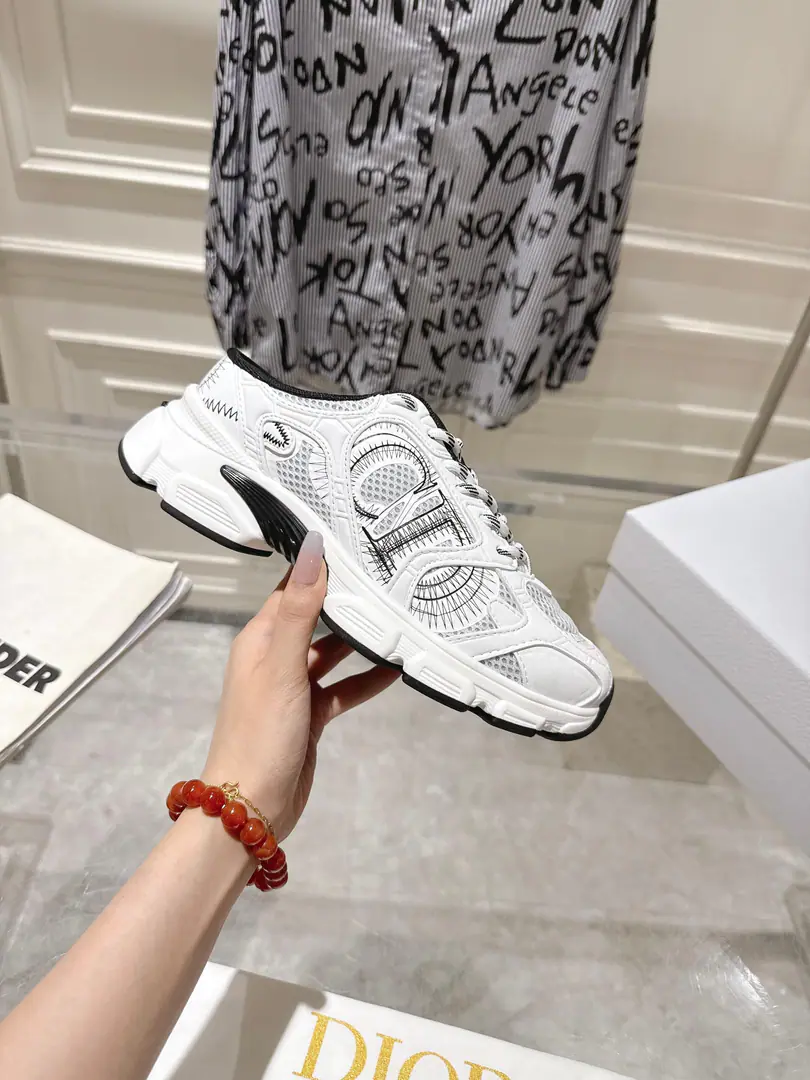 🏧𝐃𝐢𝐨𝐫Top Quality Full New Series Classic.👫Couples with a head tow their leisure shoes. The prototype is a model. The details are welcome. The original shoe face of the grid. It's a nice airnet. OriginalEVAThe soles are so light and soft.！ Male and Female Code:35-45 [Women40.41/Men45Make a reservation.]