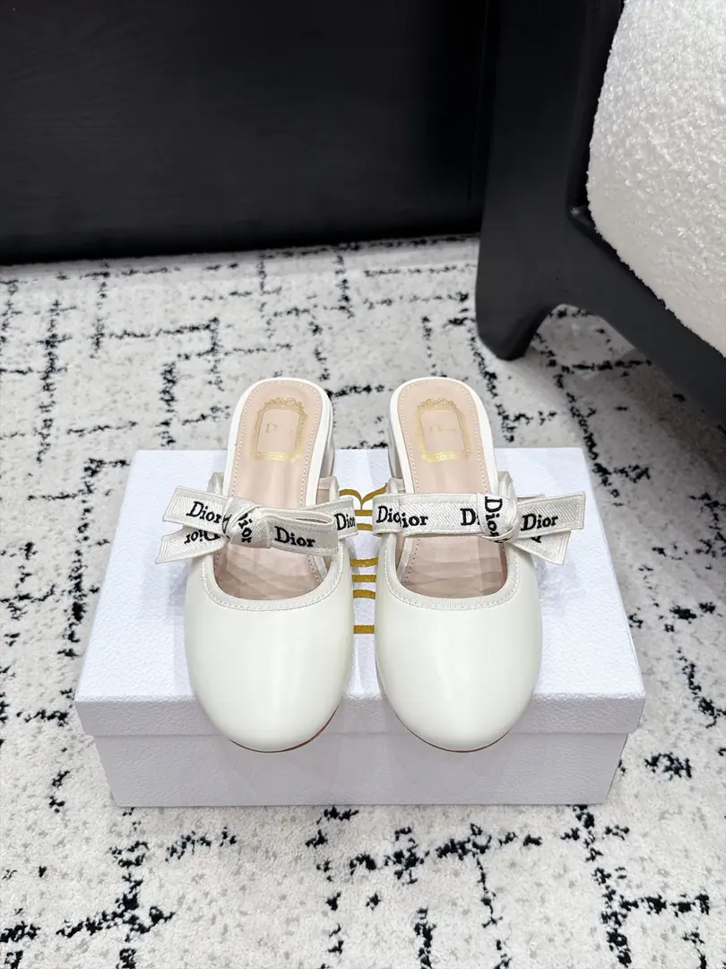 Dior Dio. 26/The new butterfly will be a pair of old flower head-sleeping slippers in spring and summer. This one. J'Adior Muller's shoes are from Jonathan.·Anderson. (Jonathan Anderson) I'm grateful., Show me the art., To improve the style with fashion.. Elegance round shoe head design, Double Dior A strap in a embroidery band with a flat bow.. It's a fine, elegant and stylish shape.. ✔️Fabulous.: - The old bouquet./Bullskins. ✔️Uchi.: Lamb skin. ✔️Otsumi!: Italy is a big-ass country. ✔️He's tall.: 3.5cmLeft and right ✔️Size: 35-41 （40 41Do it.）