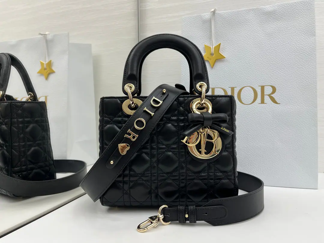 Butterfly knots.🦋Lady Dior My ABCDior The bags are concentrated. Dior A profound insight into grace and beauty.. It's carefully crafted with sheep leather., Make a good look at the vine-twice. Sew the details., The fashionable design has been long and long.. A metal with light gold. D.I.O.R. The hanger., I'll show you the grace of my life.. Four-legs-decord pattern, Designing special, The shoulder belt is a badge of identity., You can pick it up or slash it.. Dimensions: 20 x 17 x 8 centimetres ​6604 0009