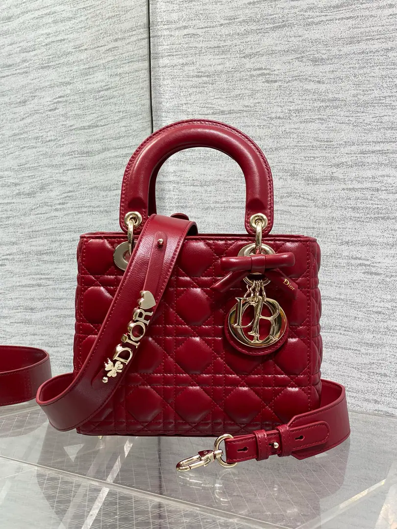 Cherry Red.‼️ LadyThe latest four-time bow.🎀- Daphne bag., It's carefully crafted with a little sheep skin., A necessary bag for a man.😍. ♪ Fascinating graceful and enchanting💃🏻, It's a woman's taste to be a little stomping., Classic fashion style.. insAnd a lot of fashion.iconA bag with a man., Don't miss it.❤️ size: 20*17*8cm 6604