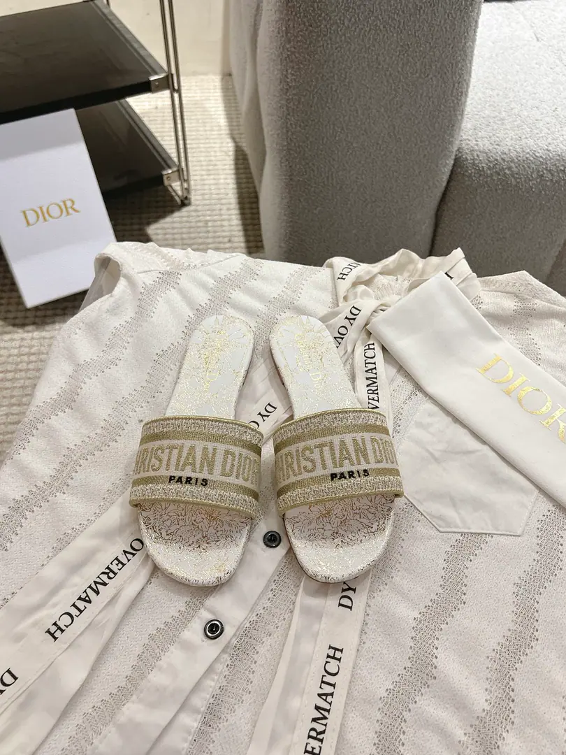 Floor D*or2026♪ Spring and summer ♪ CD•Ms. Dio has a long-term embroidered slipper. Christian Dior has always been a gorgeous and elegant noun., In fashion, the top of the world.👍 Especially worth mentioning.: A salivation.✨Pattern, Re-presentChrstian DiorOne of the precious symbols.✅ Original version*Full package More than 100 colors. ◽️Shoe.: Top-of-the-line embroidery cotton cloth. ◽️Uchi.: Import of sheep skin ◽️Otsumi!: The original is really leather. ◽️Codes: 35-41 (41Do it.) ⚠️⚠️⚠️Because of the color., Individual colours to be ordered, No, no, no, no, no.