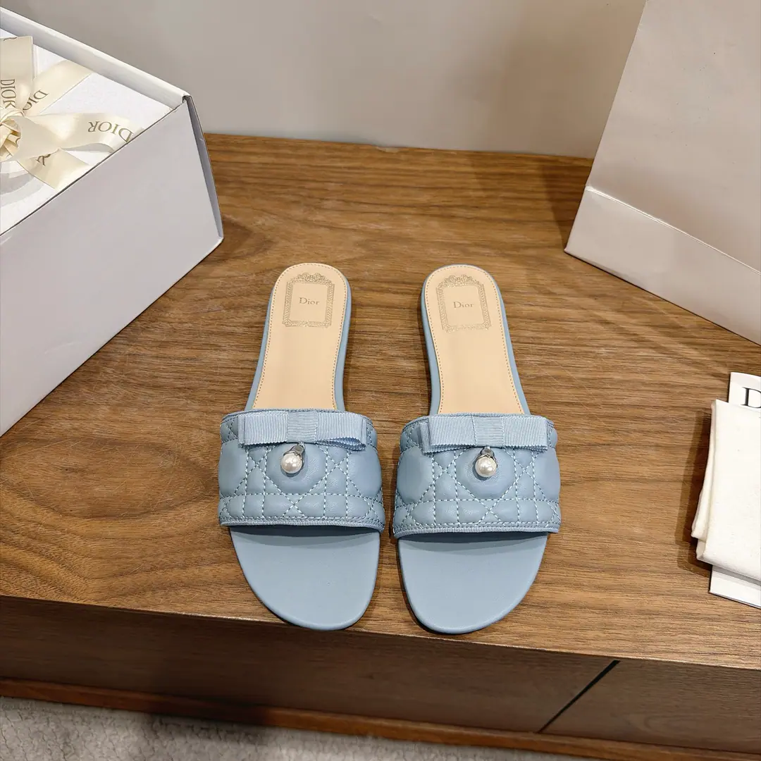 Aircraft box The factory price is flat. Dio. Dior 2026Spring and summer, the new girl's shoes. CDLetterlogoStereo-decording A pair of big, jelly-colored slippers. Market Top Version Material:The original shoe-faced, high-temperature water-melted cotton electrocution technology is a silky piece of fabric.+In the skin of the sheep.+Italy is a big-ass country. Packaging: A plane box per pair of shoes size: 34-43（34.40.41.42.43You're gonna have to do it or not.）