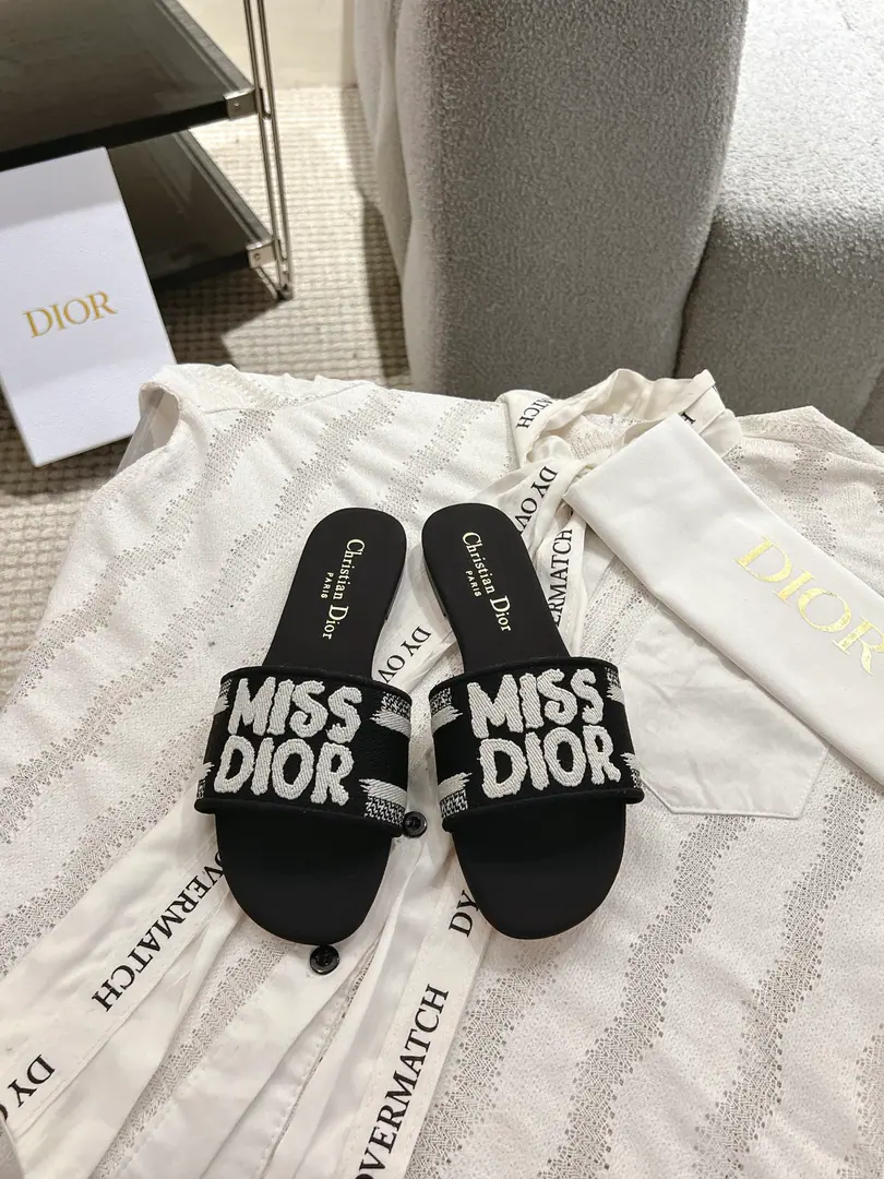 Floor D*or2026♪ Spring and summer ♪ CD•Ms. Dio has a long-term embroidered slipper. Christian Dior has always been a gorgeous and elegant noun., In fashion, the top of the world.👍 Especially worth mentioning.: A salivation.✨Pattern, Re-presentChrstian DiorOne of the precious symbols.✅ Original version*Full package More than 100 colors. ◽️Shoe.: Top-of-the-line embroidery cotton cloth. ◽️Uchi.: Import of sheep skin ◽️Otsumi!: The original is really leather. ◽️Codes: 35-41 (41Do it.) ⚠️⚠️⚠️Because of the color., Individual colours to be ordered, No, no, no, no, no.