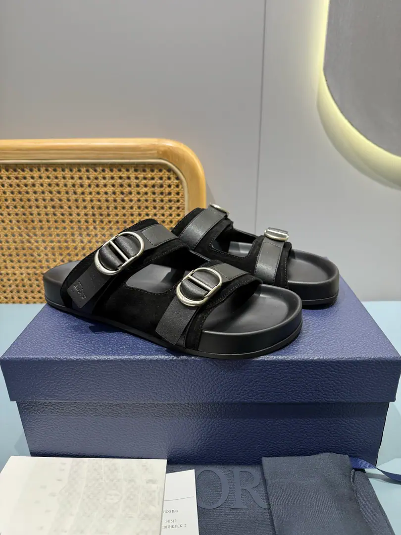Men👨🏻Plant price, New paragraph 🆕Dior Aqua A man's slippers are elegant and leisurely.. - I'll take a D.～Ash CD Diamond Reconstruct the canvas., Inspired by the... Dio～Archives. Match“D”Signs and commo-tone bottoms, It's easy to match shorts or jeans., Make a fine shape.. Codes: 39-46 (46I'll make sure I don't change it.)