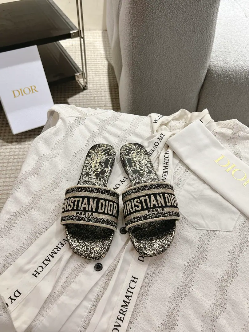 Floor D*or2026♪ Spring and summer ♪ CD•Ms. Dio has a long-term embroidered slipper. Christian Dior has always been a gorgeous and elegant noun., In fashion, the top of the world.👍 Especially worth mentioning.: A salivation.✨Pattern, Re-presentChrstian DiorOne of the precious symbols.✅ Original version*Full package More than 100 colors. ◽️Shoe.: Top-of-the-line embroidery cotton cloth. ◽️Uchi.: Import of sheep skin ◽️Otsumi!: The original is really leather. ◽️Codes: 35-41 (41Do it.) ⚠️⚠️⚠️Because of the color., Individual colours to be ordered, No, no, no, no, no.