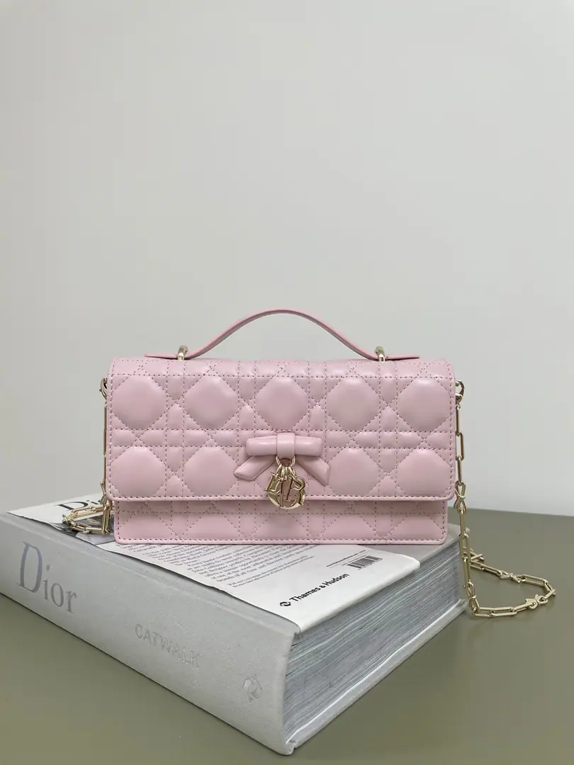 Soft pink spot.‼️ The newest VV chain in the brick cabinet.WOC Signal vine grooves, The classic letter hanging. A new handle design., With soft sheep skin. Elegance and fashion., The bright spot is the beautiful bow chain. Make the whole bag even more sophisticated., Multiple layers and slots inside, A beautiful, practical one. size: 21*11.5*4.5cm 0502 9913