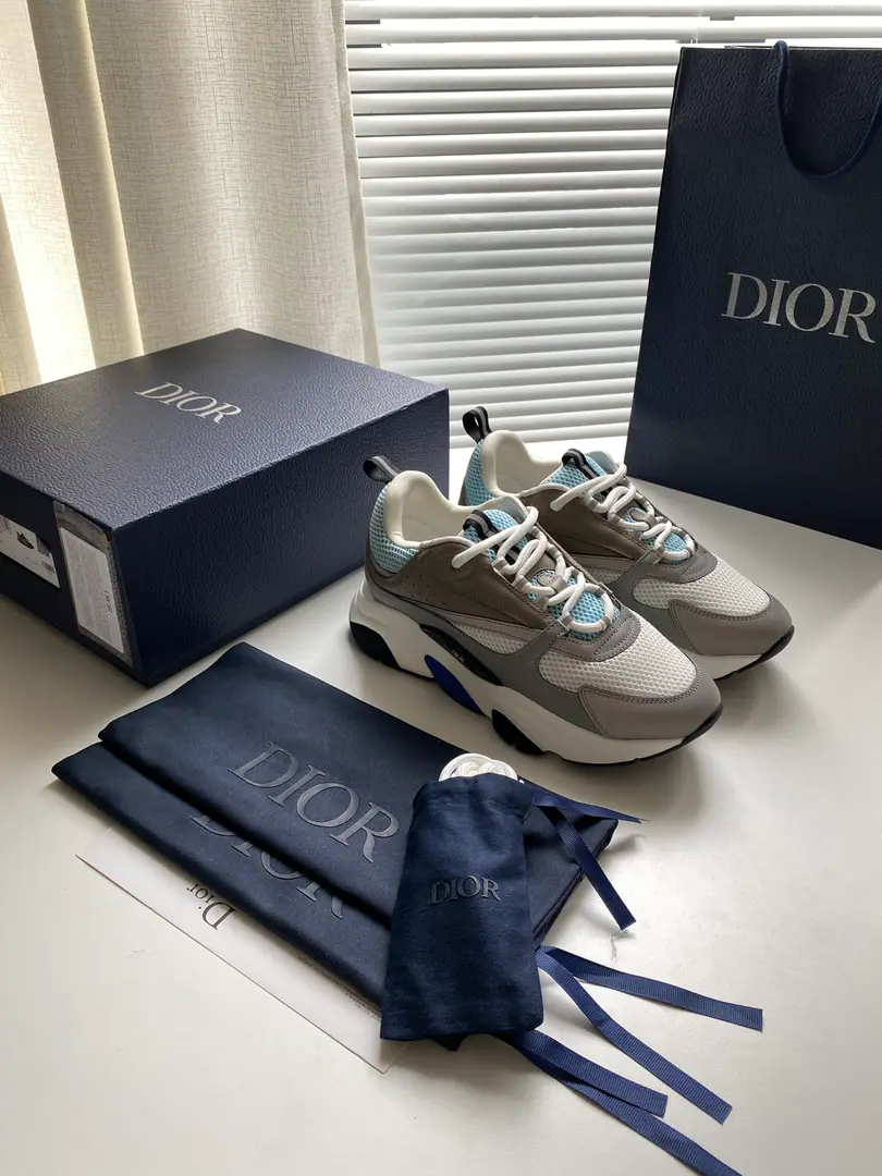 New🆕Section B22 The sneakers are inspired by the retroruns.✅The thick low-band contour is made of gray cow leather and blue and white web-eye fabrics to fit the shoe face., It's a black match., White and blue rubber shoes.. Blue eye-folded shoe tongue and heel support nylon ribbon decorations., Sidesark“Dio～”Logo. It's a sharp contrast to the suit., Add a fashion breath of sports clothes to your appearance. The thick is a lot higher.4cmLeft and right～ Codes: 39-45 Colours: Figure9Colour（High Version）