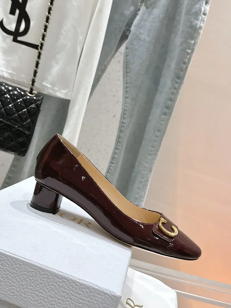 🏧𝐃𝐈𝐎𝐑The new high-end series of Mary Jane's shoes. The star is the same.CDLetterlogoThe hardware button. Top Quality！ Material: Importing cow paints Rigs.: In the pyramid. Shoes under the sole.: Italy is a big-ass country. Original Open-Fixed Metal Bumper He's tall.4CM/8CM size:35-40 [40.41Custom]