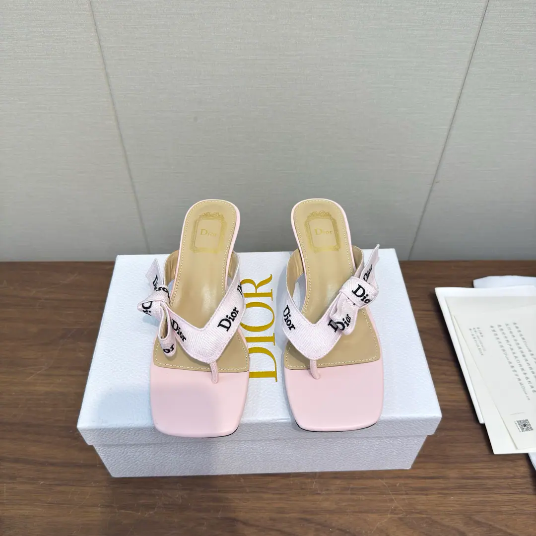 DIOr 26ss New bow.🎀 Cats and money. The sandals with feet. High Version DiorThe wind butterfly is tied to sandals. The back of the air with sandals.｜Elegance never fades., Classic ballet shoes.+Signal Letter Butterfly Collar, French Ecliptic Laman, Soft-Back Round Head Design, The upper foot is comfortable., It's been a long time., 2& Colour all styles: The fog is blue and the warm atmosphere., The classic Black Book is right., Telecommuting, Date, Out of the street., Telecommuting, One pair to get everything done., The color value and comfort are online, The eternal classics in the shoe cabinet.. I've been wearing it long enough to be tired., It's the whole shoe cabinet.！♪ Gentle ♪/Sweet, cool girls can handle it., Close your eyes and don't step on the thunder.. Shoe.: Bullskins. Uchi.: Lamb skin. Otsumi!: Italy is a big-ass country. size: 35-41Code（40, 41Code custom is not to be changed）
