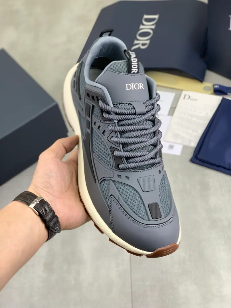 Plant prices ⚽️ 💎💎💎Top Quality DIORDior. Low Gang Sports Shoes Series The new low-banded sneakers this season are one of the flagships of the series.. The tweaked-up fabrics and white technical fabrics with the skin of the cow and shoe., Embellished with a reflection graphic symbol. Heel and tongue to mark., A particularly light carving rubber soles with a symbolic dot-up., The internal sling details shape the ideal comfort of wearing the experience., It's a mix of leisure styles.. Showing the modern style of fashion. Size:39-45（38 46Do it.）