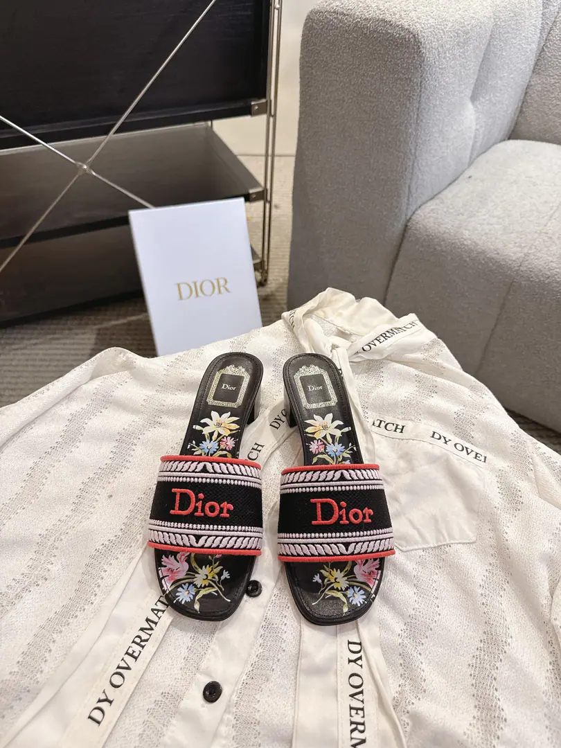 Top version run price High heels Dror2023♪ Spring and summer ♪ CD•Ms. Dio has a long-term embroidered slipper. Christian Dior has always been a gorgeous and elegant noun., In fashion, the top of the world.👍 Especially worth mentioning.: A salivation.✨Pattern, Re-presentChrstian DiorOne of the precious symbols.✅ Original version*Full package More than 100 colors. ◽️Shoe.: Top-of-the-line embroidery cotton cloth. ◽️Uchi.: Import of sheep skin ◽️Otsumi!: The original is really leather. ◽️Codes: 35-41 (41Do it.) ⚠️⚠️⚠️Because of the color., Individual colours to be ordered, No, no, no, no, no.