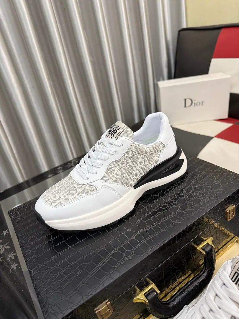 Get out of the factory.⌚️⌚️【Dior】Dior's leisure shoes., Use imported cattle skin pressure to match brand fonts, The back and the cow's skin are high., In the sheep's skin., It's comfortable., Easy., Original, head starter., Official Network1: 1, The bottom of the private model., Codes38One. ️⃣Colour Optional