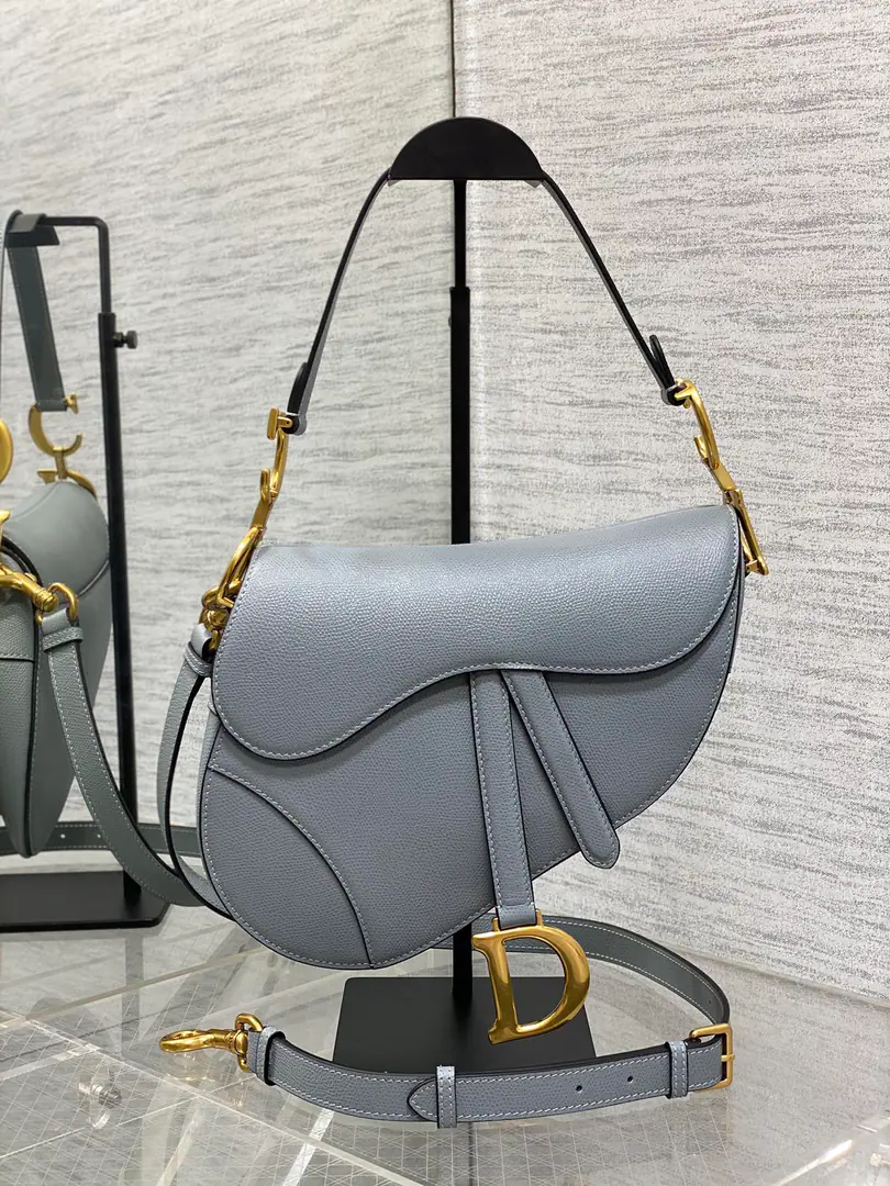The original plant fog, the blue one.➕【With a shoulder belt.】𝗖𝗗 𝗦𝗮𝗱𝗱𝗹𝗲 Classic saddle bag.🈶️The king of the kings., The position is unshakeable.☝️The whole fashion world is still hot this year.🍀This new sale is now being offered with its own strap.！Focus or Dismantling Reconciling Length, - Oh, shit.！Finally.！No more money to match., And save a few more. How can you not go?！And the heat is pushing up to the top again. Size. 24×6×18cm ⚠️Shoulder belts are longest. cm, Shortest88.5cm 0446