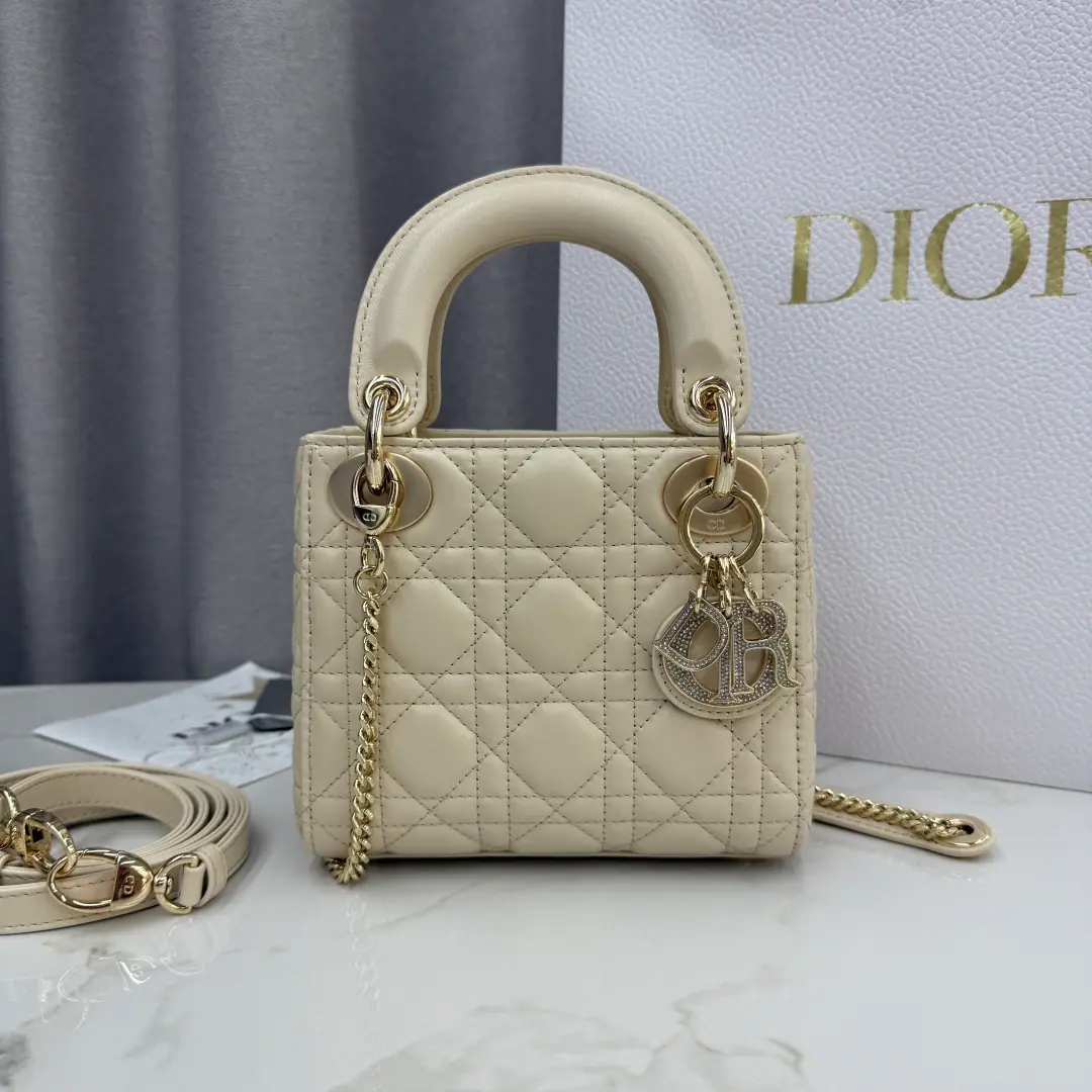 Three ivory teeth.-The skin of a sheep is a bag of diamonds.-Numbering: M0505 This one. Lady Dior The bags are concentrated. Dior A deep insight into grace and beauty.. ivory white sheep leather is used for the design., It's a classic, acclaimed, sewn-up., The fashionable design has been long and long.. A diamond-covered metal. D.I.O.R. The hanger., Add a touch of the fine contour.. Mini-style., With a detachable chain shoulder belt., You can pick it up or slash it., I'm the perfect partner for the evening dress.. Subject: Lamb leather. Refried.: Lamb leather. Detachable chains Internal zippers. But you can match the other ones with the other ones. Dior A embroidered shoulder belt. It contains dustproof bags. Dimensions: 17 x 15 x 7 centimetres（Long x High x Kuan） Acceptable 1 A cell phone., 1 A clip and lipstick. Chain length: centimetres Thread to top of the handbag length: 58 centimetres Top handle length: 24 centimetres Top handle to top of handbag length: 6.5 centimetres Weight: grams The size and weight detail may vary depending on the material of the product.