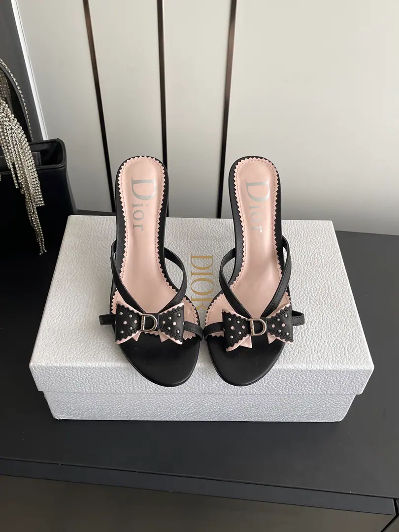 🏧𝐃𝐢𝐨𝐫The new Dior Spring and Summer. The stroke. Half-traw heels. I'm a sheep-skinner. I'm putting my feet on the inside and growing a sheep's skin. Italian imports are so skiny. He's tall.8.5cm Codes35–42 [40 41 42Do it.]