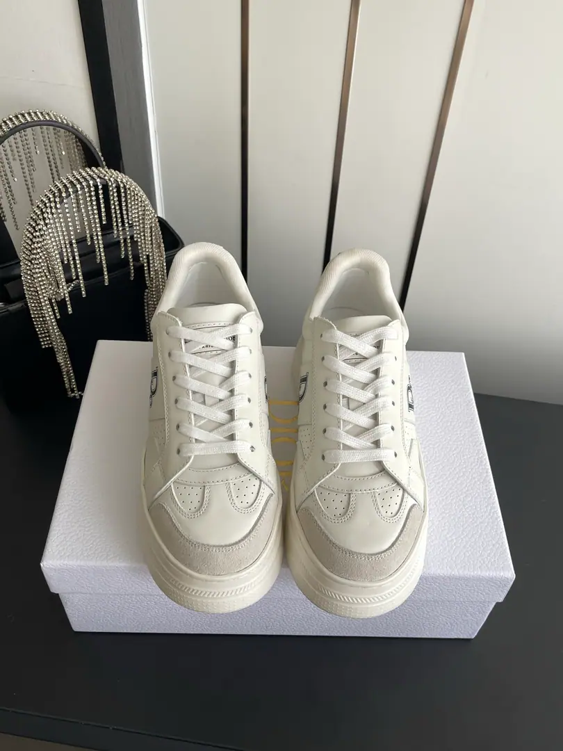 Dior Dio. 26ssThe spring and summer series is half-drawn. White shoes. This one.cdThe sneakers are the new classic. Comfortable and elegant. It's made with white cow leather. In gold.CDMark With the soles of the thin shoes. ♪ Makes it feel like you're wearing ♪ It's a mix of seasons and leisure. Make a fine shape. The shoe face is based on original calf skin. I'll put my foot on the skin inside. The original model of the rubber floor. Codes: 35-41（40 41Do it.）