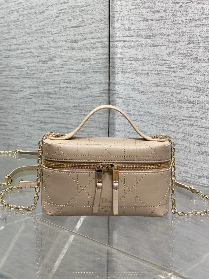 The latest.Lady VanityMake-up bags. The skin of a delicate black cow makes the logo gravy. A champagne gold zipper with a...logo Handheld and metal chain, But the handheld is slashed. The ancients are so fine and so full of them. It's a daily commuting and dating ecstasy. size:19*16.5*5.5cm 5227 0007