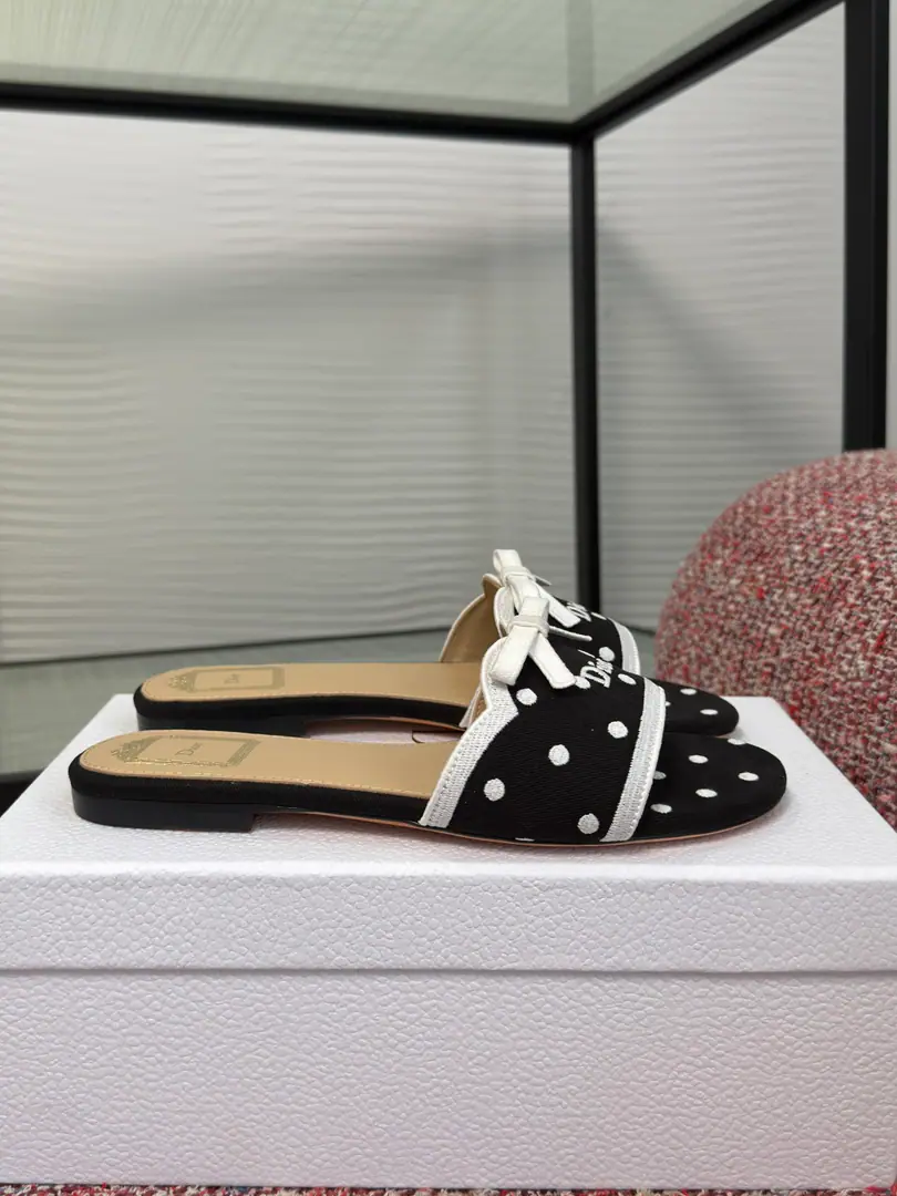 Top Version DIOR Dio. 2026 Summer brand new. DwaySeries Spot Butterfly knots. Embroidery Floor Cool. Shoes. DiorIt's a double-marked thing.DwayHigh heels sandals with black and white.PolkaDiorPattern, ♪ Stylish and delicate ♪MaisonThe eternal gift of honor.. The middle of the shoe is a fine black-faced bow., And embroidery.“Dior”Branding, With grace and beauty.. It's perfect for modernity., And can also be with otherPolkaDiorThe combination of works. Fabulous.: Original custom fabric Uchi./Foot.: Import of sheep skin Otsumi!: Italian imports are so thick. Size: 35-42（40 41 42I'll make sure I don't change it.）