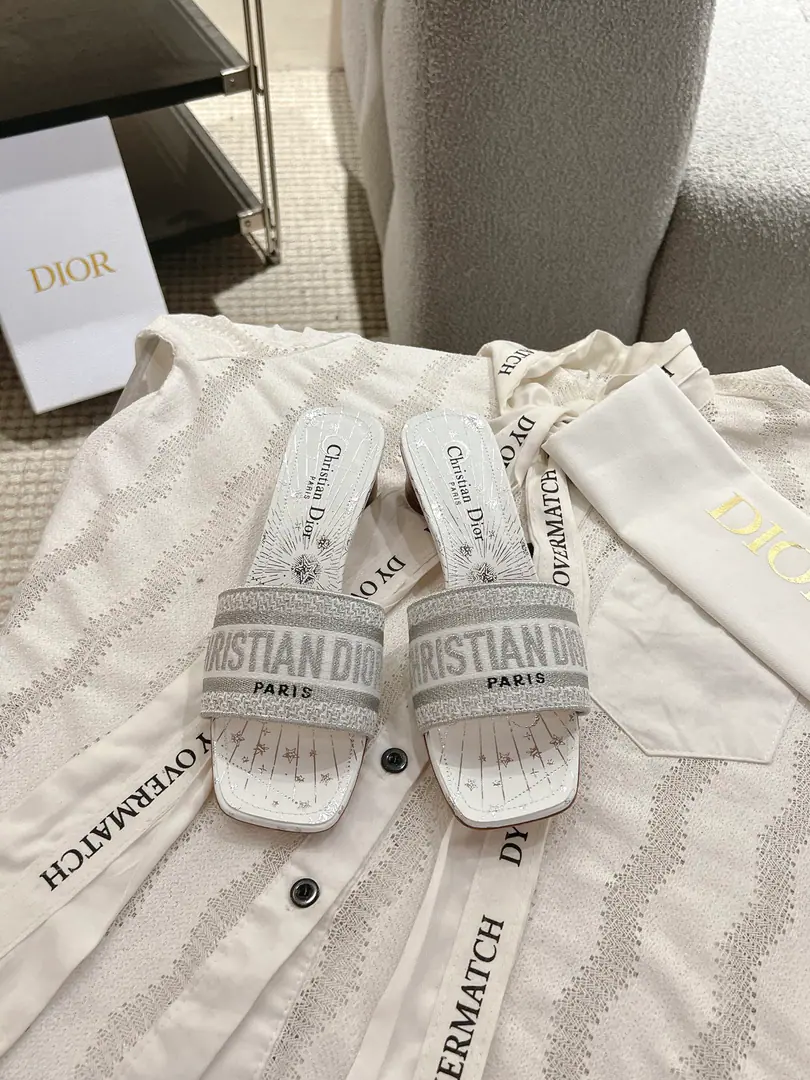 Circle D*or2026♪ Spring and summer ♪ CD•Ms. Dio has a long-term embroidered slipper. Christian Dior has always been a gorgeous and elegant noun., In fashion, the top of the world.👍 Especially worth mentioning.: A salivation.✨Pattern, Re-presentChrstian DiorOne of the precious symbols.✅ Original version*Full package More than 100 colors. ◽️Shoe.: Top-of-the-line embroidery cotton cloth. ◽️Uchi.: Import of sheep skin ◽️Otsumi!: The original is really leather. ◽️Codes: 35-41 (41Do it.) ⚠️⚠️⚠️Because of the color., Individual colours to be ordered, No, no, no, no, no.