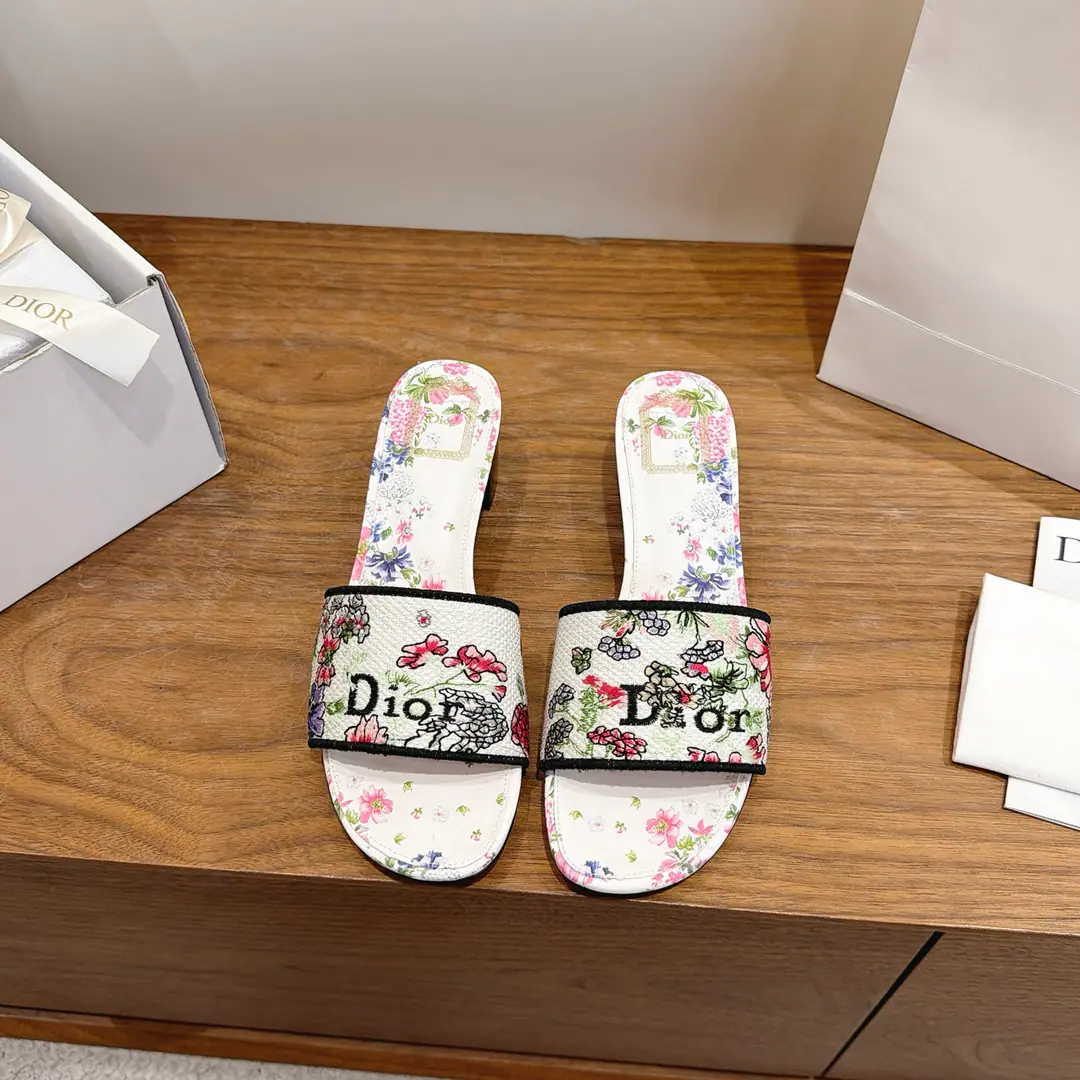 Dio. Dior 2026Spring and summer, the new girl's shoes. CDLetterlogoStereo-decording A pair of big, jelly-colored slippers. Market Top Version Material:The original shoe-faced, high-temperature water-melted cotton electrocution technology is a silky piece of fabric.+In the skin of the sheep.+Italy is a big-ass country. Packaging: Every pair of shoes. He's tall.:4.5CM size: 34-43（34.40.41.42.43You're gonna have to do it or not.）