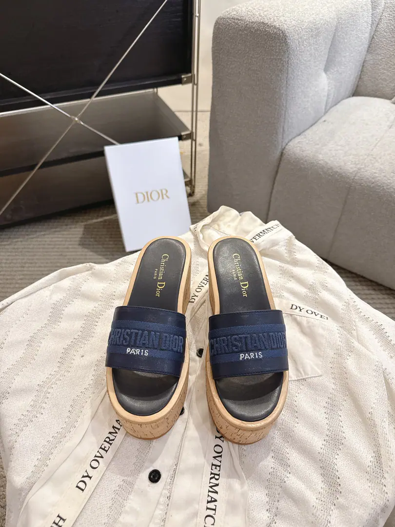 Get out of the factory. Dio. Dior 2026 Spring and summer. Dway Jell-O-Spin-Shoes. CDLetterlogoA sculptor of a thick, round-headed toe-sniffer slippers. Material:I'll import a cow's skin on my shoe.+In the foot of the watered sheep.+Original unmixed Soft GroupTpuOtsumi! Bottom: 10CM size: 35-41（40.41.You're gonna have to do it or not.）