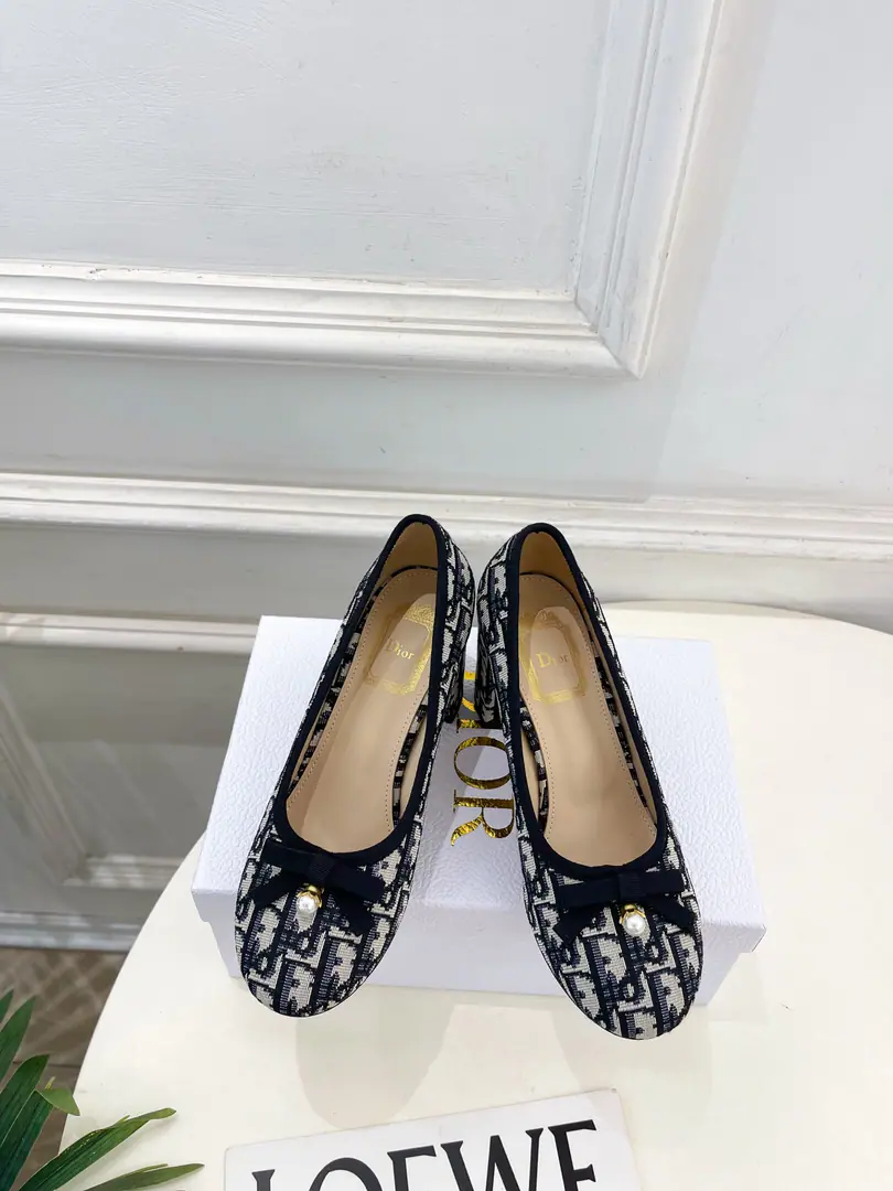 Dior | Dio. 26𝐬𝐬 🧡💚2026Autumn and winter brand new. Top Version⚠️ The owner of the counter is making a new offer. J'AdioButterfly with pearls and heels. New hardware.🆕 ❥BSRequisition level！It's a great sense of excellence.！A huge amount of money from domestic and international bloggers., Old and fashionable. 💎The upper toe blew up.！The boss's push.★ ━━━━━ ЅᏇєєt ━━━━━ ▪️Shoe.: Original Custom Flowers ▪️Uchi.: Imports of sheep's skin ▪️Otsumi!: The original Italian is a big one. ▪️He's tall.: 7.5cm ▪️Shoes.: 35-39（40, 41Custom without re-offer） ▪️Plant price ▪️Numbering: 2608017