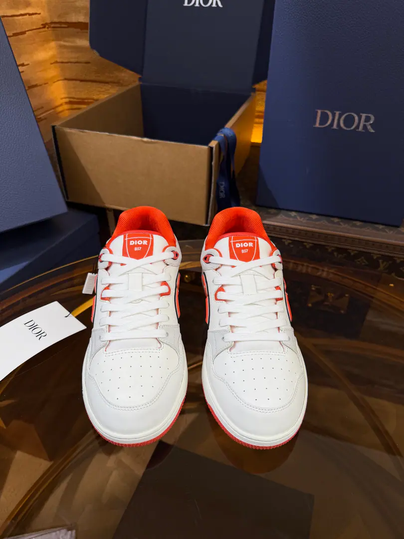 Top version full package DiorDio.B57A series of recreational sneakers.CDSkis. Original procurement development Make the goods. This one. B57 The Chinese sports shoe is a new series of men's spring suits., Reconstructing basketball shoes., Become Dior A classic one.. It's carefully crafted using grey and white smooth cow leather., Sides are in rice and black. Oblique Mark sign. Shoe tongue., Shoes under and behind the backs, so as to improve the tone with a variety of features., And the perforated details., The artery and rubber plate are more of a charm for the motion of its sports style.. With a pair of rubber shoes., It's a mix of costumes., Make a fine shape.. Send a cabinet for fine packaging🛍📦 ▪️Fabulous.: Original custom-made cow skin+ ObliqueOld bouquet. ▪️Uchi.: The original is custom-made in the air. ▪️Otsumi!: Original OpenTPUGroup Bottom ▪️Bottom: 3CM ▪️Size: Codes39-45