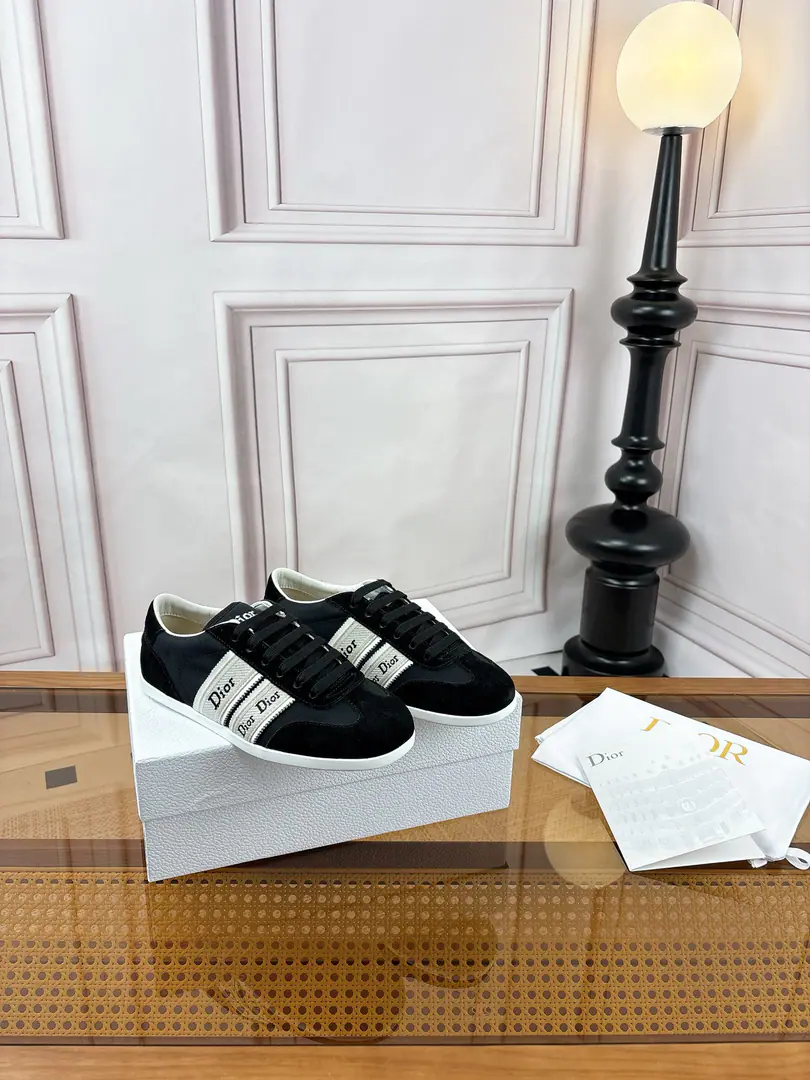 Dior2026New German shoes. Ribbon, Sports shoes Dior The feet on the sneakers are really the same as the feet on the clouds.☁️ The skin is soft.fufu♪ The big, small feet ♪, And the soft feet are not tired.～With suit., The jeans are all right., And the shoes are loose., The round-headed meat and feet are very nice.. It's gentle and precious., It's a hundred-dollar package that's been in it for years.✨ Soft cow skins used, It's a fashion style that's not out of grace.. Shoe-side design and branding.LogoDot, Shoes under the soles. Christian DiorSymbol,Details are in place. ✔Use top import, skin ✔Original Open Letter Buff ✔Original Base ✔Size: 35–41 (40.41I'll make sure I don't change it.)