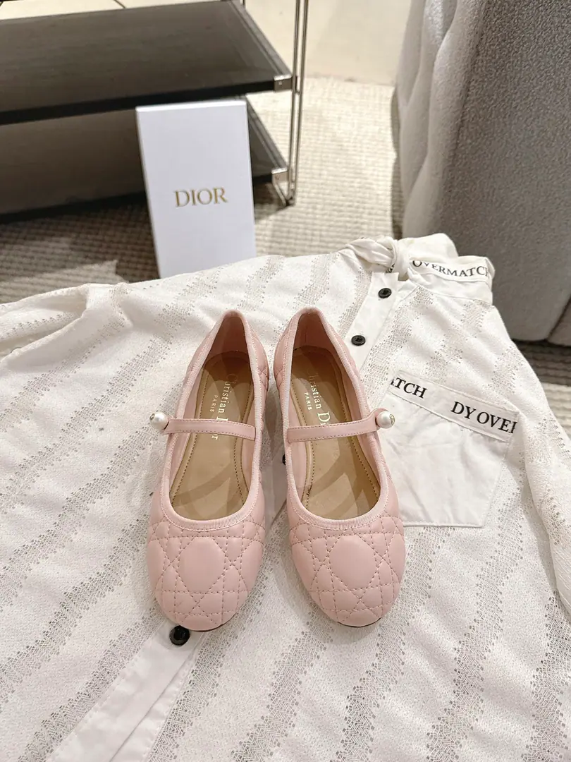 Dior｜26The new ballet shoes in early spring. NewDIORPearls, the diamond ballerina.🩰 Good boy.～ The classic Diotengrass elements of ballet shoes. The bow of the bow is added.CDThe pearl design is fine for details. A girl's got to be comfortable. It's really great. size: 35-42（40, 41, 42I'll make sure I don't change it.）