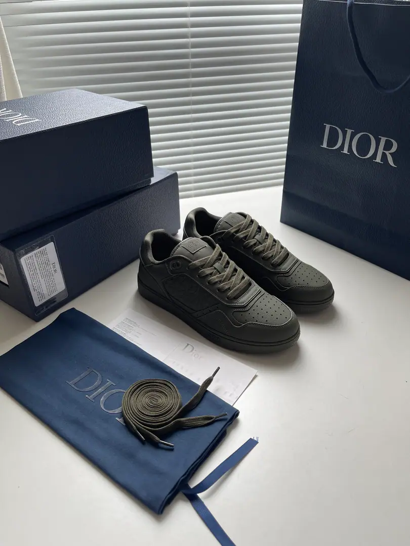 New paragraph🆕 B27 Low gang sneakers.✔️ This one is...DiorA brand-new classic.. It's carefully crafted with a pear leather., & Same-styleDior Gravity Print Effect Leather Collapse. The leather material is made of vinyl to press flowers.Oblique Print Effect Pattern, It's beautiful., ChanD～or The most wonderful process of the workshop.. CDIcon The shoes are so beautiful and so delicate., Same rubber soles., The tongues and the heels of the shoes are all red-coated with classic details., More sophisticated.. Low-end design, It's a lot of fashion., It's a good thing to wear different costumes.. Codes: 39-45 Colours: White, Gray, Green Army, Black