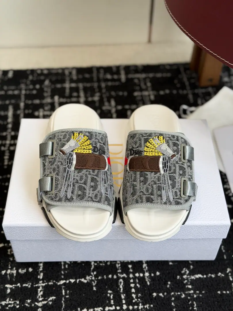 Batch Dior Dio. 26 new arrival Thick Shoes. D- Home-- - Tight slippers., Jane's atmosphere., Shoe-face custom-made old flower noodles.-The match is gold."ChristianDior"Mark, It's full of brands. The thickest design is higher and more comfortable., It's for long.. Shoe bottom smoothing., Every day, out and on vacation.OK!You can fly a dress and a casual pair of pants., Spring and summer seasons, we'll have to have a single., Fashion and practical., It's easy to get a better sense of compatibility. Size: 35-41（40 41I'll make sure I don't change it.)