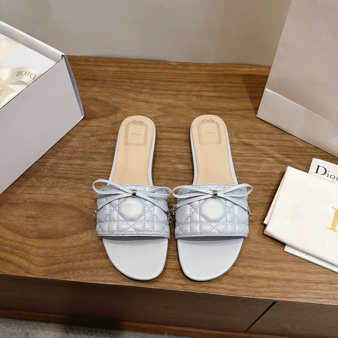 Aircraft box Plant prices:Floor Dio. Dior 2026The early spring new money. CannageThe vine-twilighted electric embroidery and the word-trapped butterfly swags. CDLetterlogoThe hardware is rounded up and the sandals are empty. Market Top Version Material:I'm a mixed-skinned goat.+In the skin of the sheep.+Italy is a big-ass country. He's tall.:Flat size: 34-43(34.40.41.42.43You're gonna have to do it or not.）