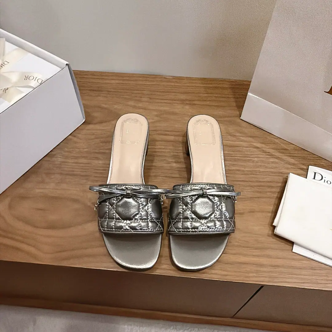 Aircraft box Plant prices:Bold Dio. Dior 2026The early spring new money. CannageThe vine-twilighted electric embroidery and the word-trapped butterfly swags. CDLetterlogoThe hardware is rounded up and the sandals are empty. Market Top Version Material:I'm a mixed-skinned goat.+In the skin of the sheep.+Italy is a big-ass country. He's tall.:4.5CM size: 34-43(34.40.41.42.43You're gonna have to do it or not.）