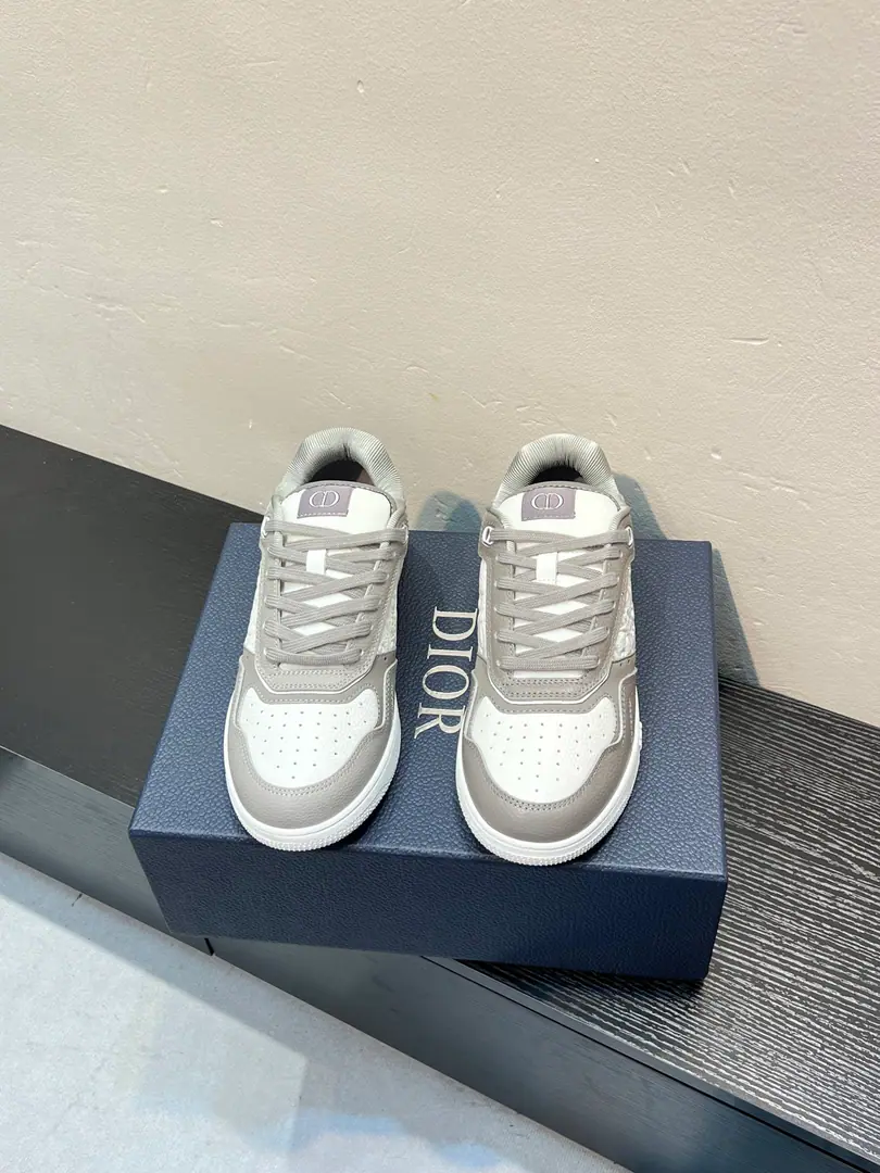 DiorDio.B27Series Couple money. Old flower. Stone tattoos. Leisure Sports shoes Shoes. Original procurement development Make the goods. This one. B27 Low-band sneakers are the newest in the series., Continue Dior The classic style of the. Made with white and gray smooth cow leather, The side is white. Oblique Galaxy Leather Motion. “CD Icon”The shoes are so beautiful and so delicate., Double rubber soles., The back end of the shoe and the heel have branded details., Raise the tone. It's a lot of fashion., It's a color for the different models.. Send a cabinet for fine packaging🛍📦 ▪️Fabulous.: Original custom-made cow skin+ ObliqueOld bouquet. ▪️Uchi.: Customize the air inside. ▪️Otsumi!: Original OpenTPUGroup Bottom ▪️Bottom: 2CM ▪️Size: Female size35-41 Men38-46（Women41 Men45 46Do it.）