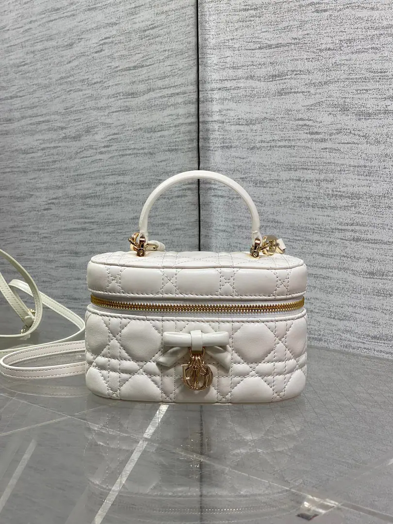 Current‼️ DiorButterfly is wearing a makeup bag., Classic Drinkle.+Butterfly Metal Remand, ♪ Elegance and graceful ♪✨Soft little sheep's skin is light and durable., Daily commute, It's perfect for the streets.！Handheld+Slash Dual, It's a little flexible., The interior space can be useful and fashionable for small things like cosmetics.💼. Spring and summer are paired with light colors., It's easy to raise the image., It's a fashion one-size-fits-all.！ Size. 17.5*10.5*8cm 0007
