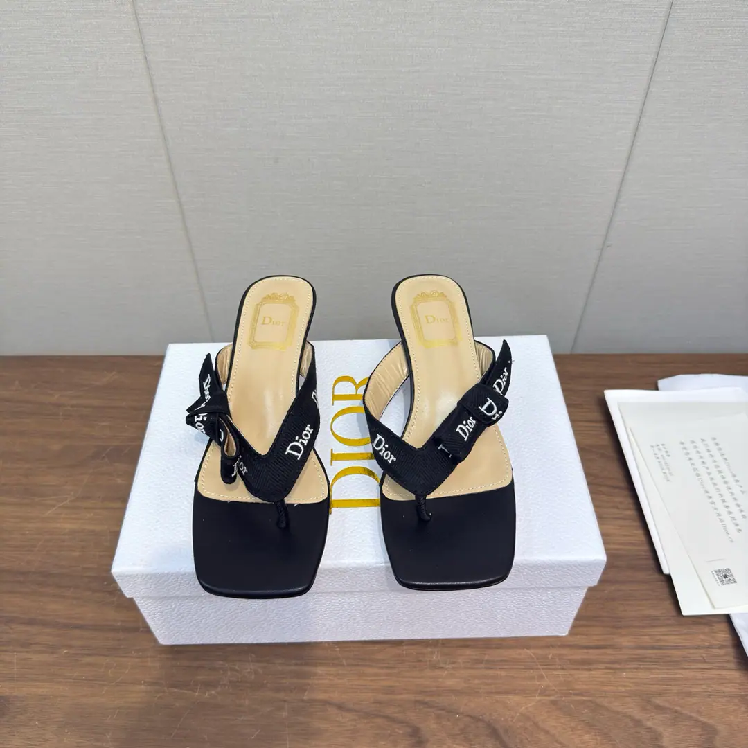 DIOr 26ss New bow.🎀 Cats and money. The sandals with feet. High Version DiorThe wind butterfly is tied to sandals. The back of the air with sandals.｜Elegance never fades., Classic ballet shoes.+Signal Letter Butterfly Collar, French Ecliptic Laman, Soft-Back Round Head Design, The upper foot is comfortable., It's been a long time., 2& Colour all styles: The fog is blue and the warm atmosphere., The classic Black Book is right., Telecommuting, Date, Out of the street., Telecommuting, One pair to get everything done., The color value and comfort are online, The eternal classics in the shoe cabinet.. I've been wearing it long enough to be tired., It's the whole shoe cabinet.！♪ Gentle ♪/Sweet, cool girls can handle it., Close your eyes and don't step on the thunder.. Shoe.: Bullskins. Uchi.: Lamb skin. Otsumi!: Italy is a big-ass country. size: 35-41Code（40, 41Code custom is not to be changed）