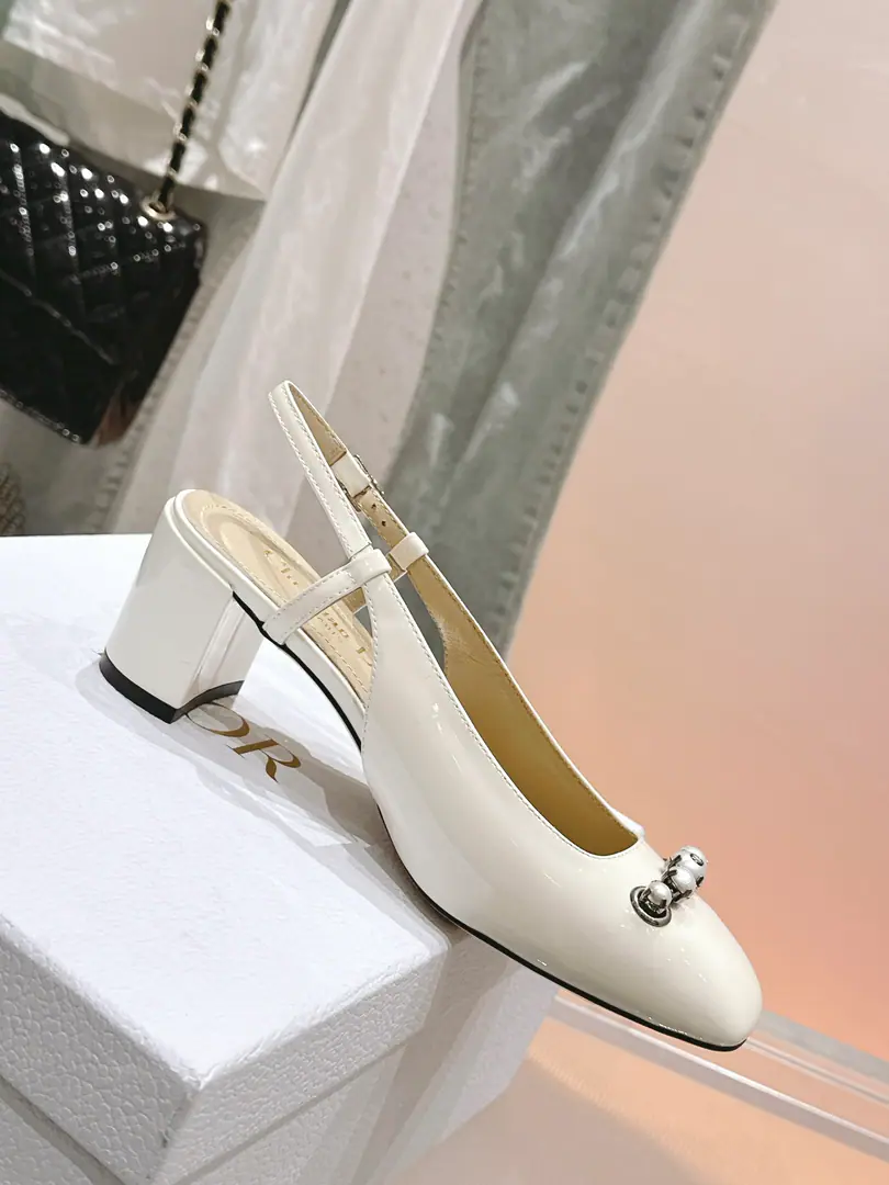 🏧𝐃𝐢𝐨𝐫The Dior's new Mary Jane. Pearls with no heels. The original saloons are painted. The insides are all sheep's skin. Italian imports of cattle and skin He's tall.5.5cm Codes35-42 [40.41.42Custom]